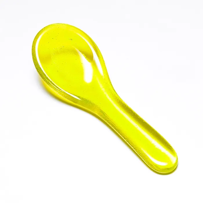 Löffel aus farbigem Glas für das Amuse-Gueule