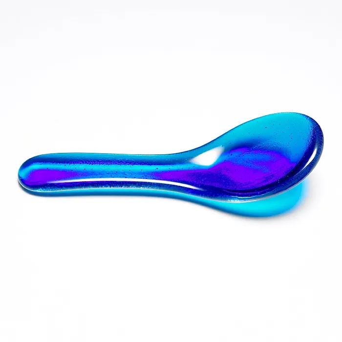 Löffel aus farbigem Glas für das Amuse-Gueule