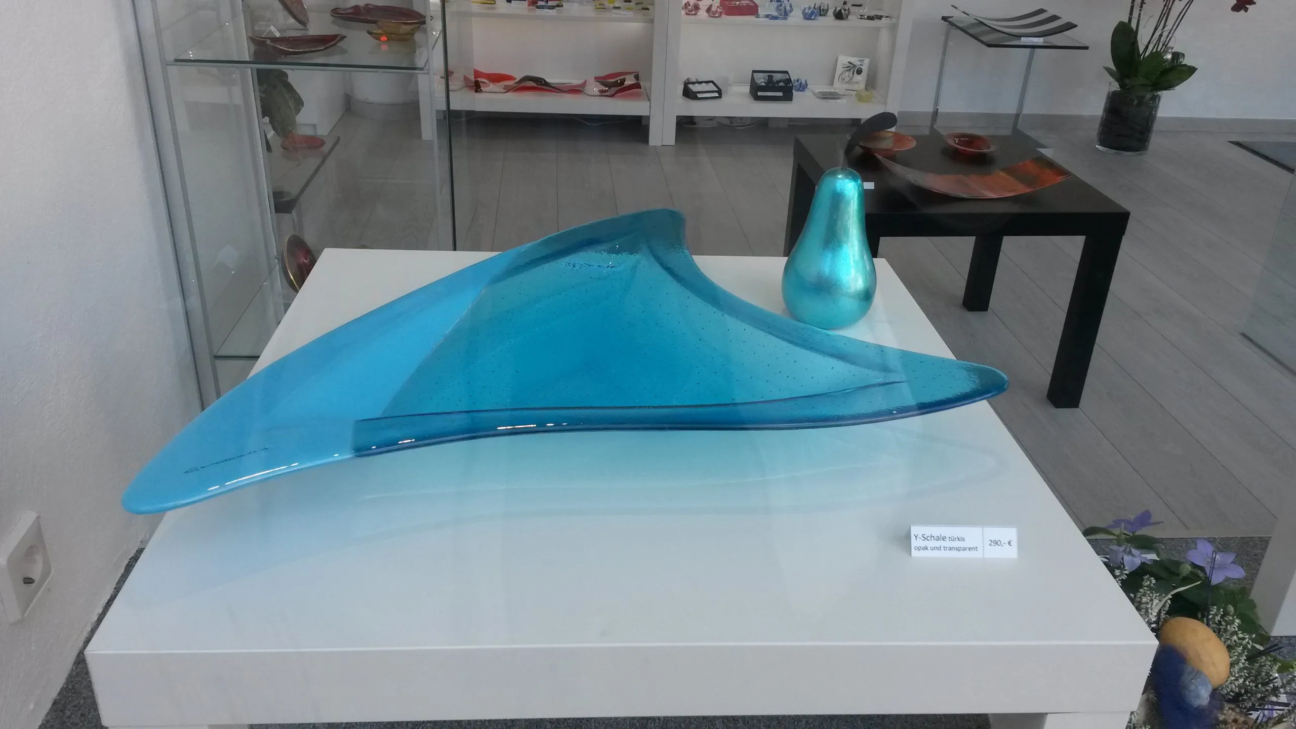 Glasschale aus Klar- oder Opakglas, im Raum fotografiert