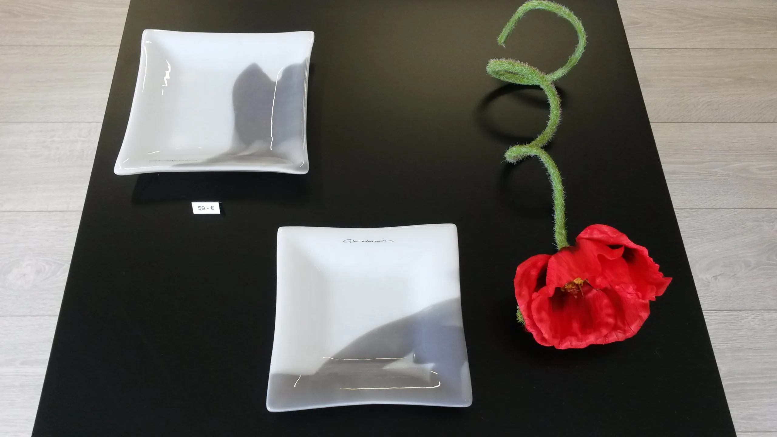 Glasschale aus Klar- oder Opakglas, im Raum fotografiert