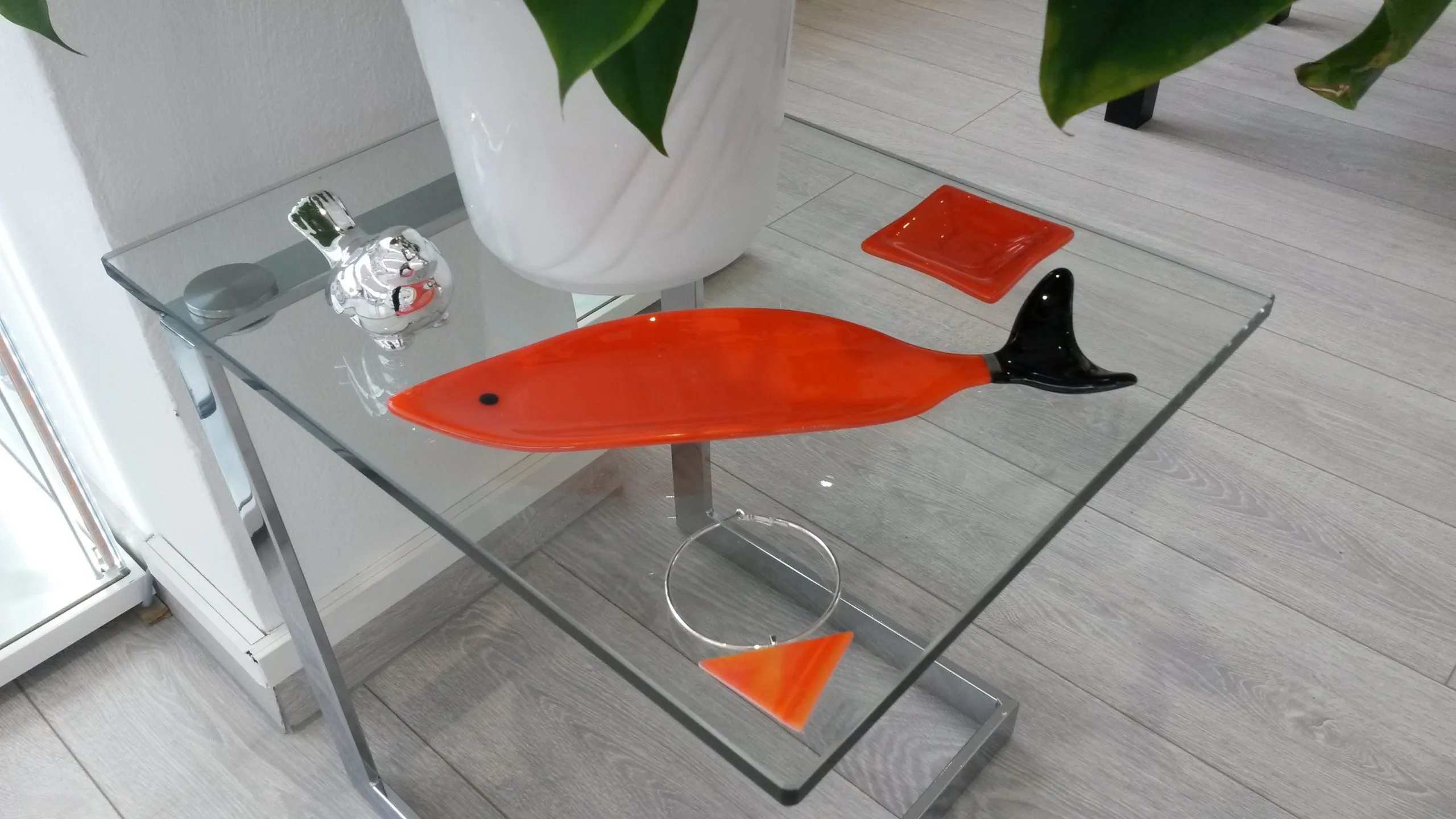 Glasschale aus Klar- oder Opakglas, im Raum fotografiert
