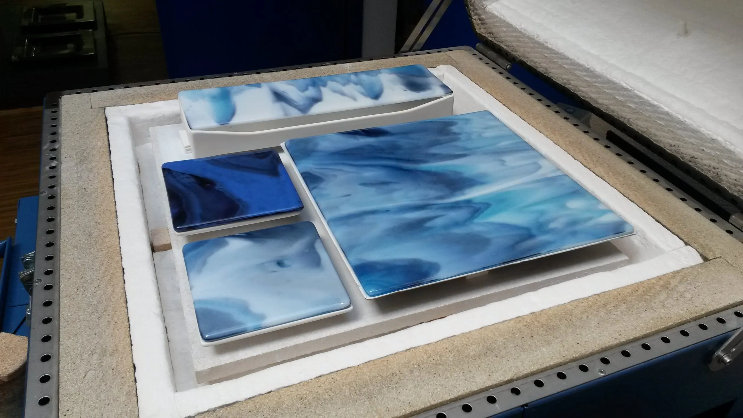 Flache Glasplatten in Blau und Weiß im kleinen Ofen