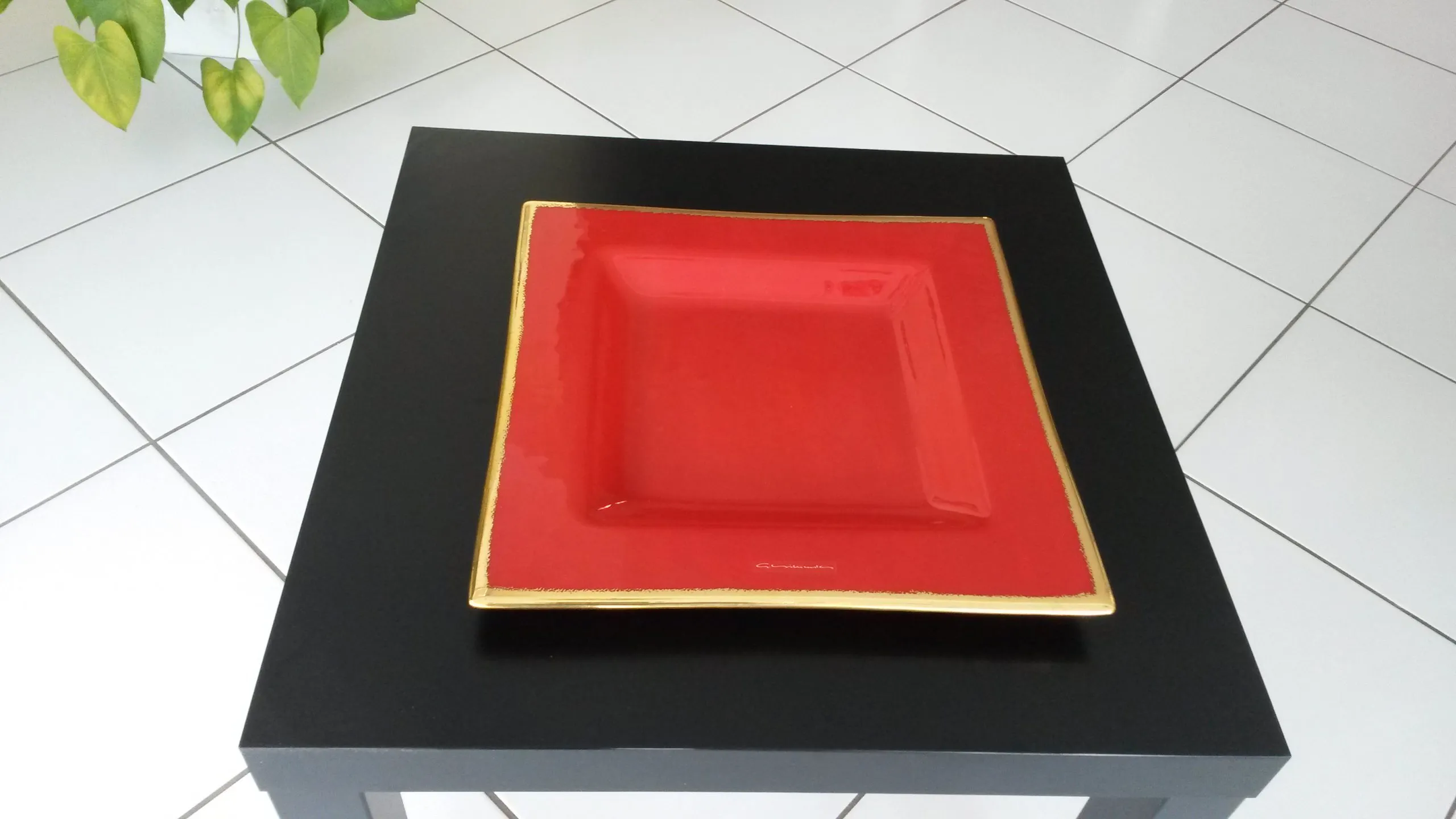 Glasschale aus Klar- oder Opakglas, im Raum fotografiert