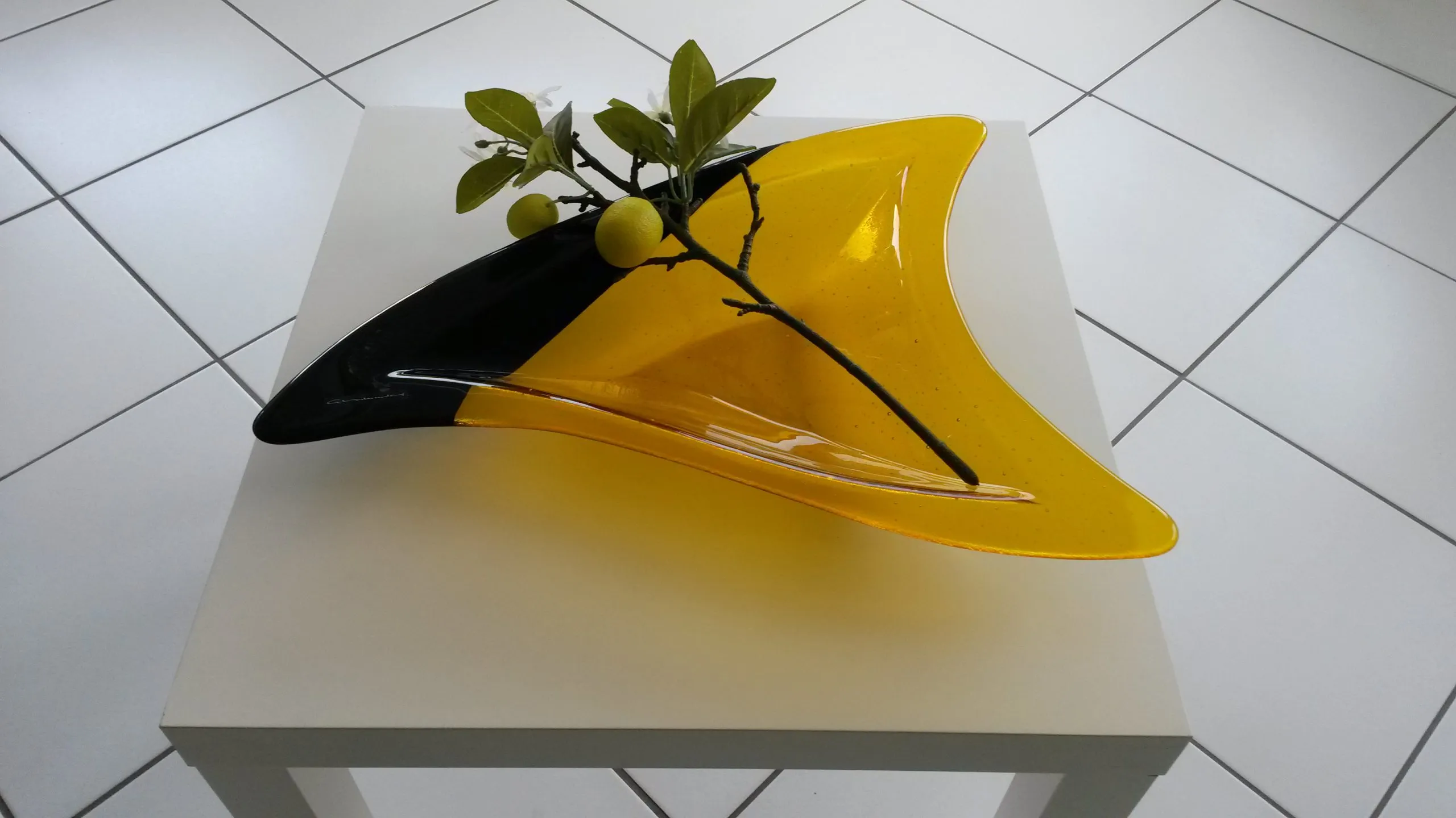 Glasschale aus Klar- oder Opakglas, im Raum fotografiert